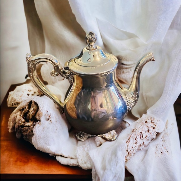 Vintage Wm. Rogers & Son Silverplate Teapot - Picture 11 of 12